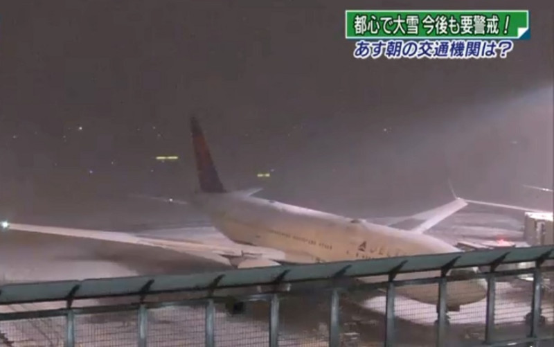 關東地區降下大雪，東京成田機場當地時間今（22）日晚間暫時封閉2條跑道，航班無法起降。   圖：翻攝ＮＨＫ網站