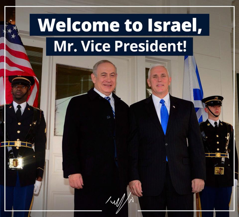 美國副總統彭斯（右二）中東行最後一站抵達以色列，受到該國總理納坦雅胡（左二）熱烈歡迎。   圖：翻攝納坦雅胡臉書