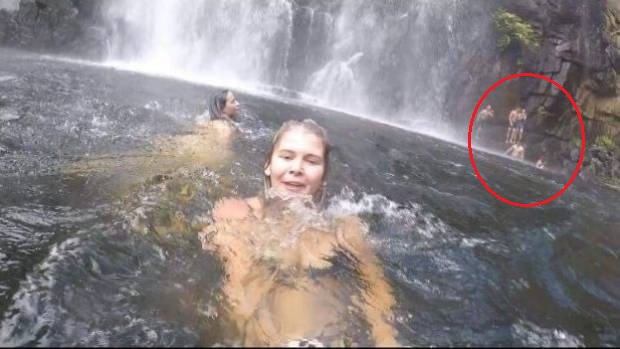 澳洲女子巴婷在麥肯齊瀑布戲水自拍，沒想到拍到台灣遊客落水的畫面（紅圈處）。   圖：翻攝《Brisbane Times》臉書
