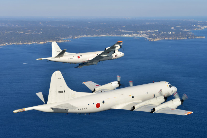 日本海上自衛隊P-3C巡邏機20日發現朝鮮籍油輪與他國船舶，在東海進行接觸，懷疑是走私石油。   圖：翻攝日本海上自衛隊官網