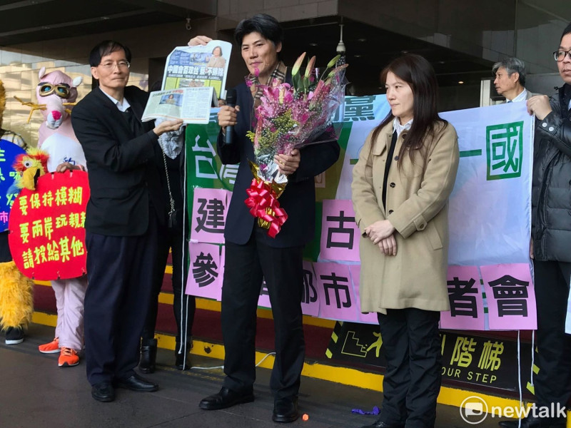 建國黨主席古文發（拿花者）今宣布參選2018台北市長。   圖：周煊惠 / 攝