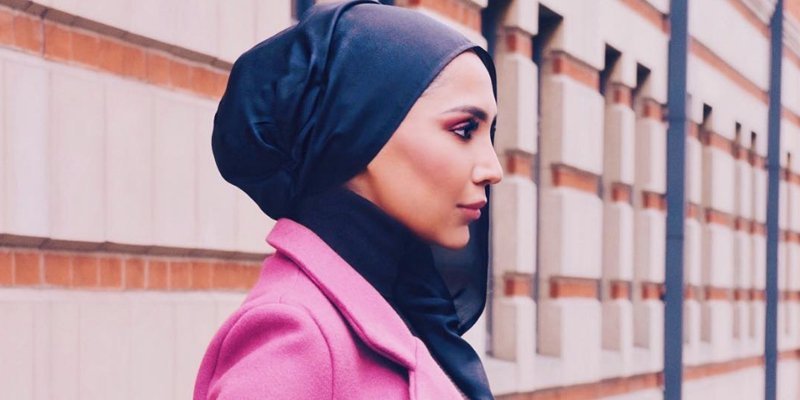 法國美妝巨擘萊雅近期找來英國穆斯林模特兒阿梅納汗，戴上伊斯蘭頭巾現身美髮廣告轟動各界，但有網友搜出她4年前推文反以色列，風向大轉，今天她因此宣布退出萊雅宣傳活動。   圖 : 翻攝自Emirates women