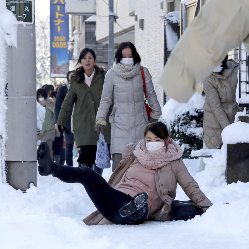 日本氣象部門表示，由於道路積雪、結冰，行人摔倒和汽車側滑事故頻發，提醒市民注意出行安全。開車的人們，最好使用防滑輪胎，並裝設防滑鏈。   圖 : 達志影像/美聯社