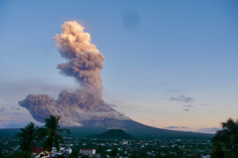菲律賓馬永火山24日一早又再度噴發，噴出1個高約3公里的灰柱。   圖：翻攝GMA NEWS推特