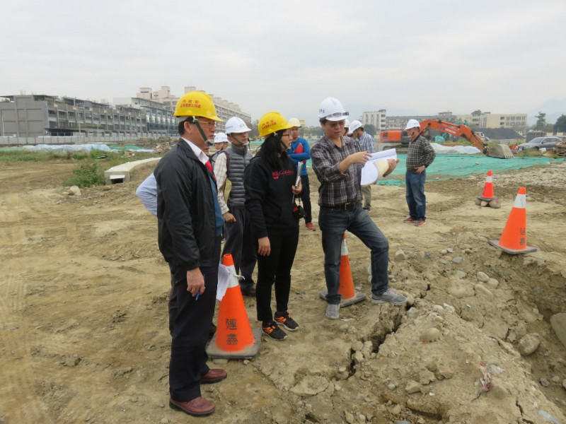 台中市地政局澄清，第13期市地重劃工程區的土堆是開工時地面殘留的廢棄物，只是集中堆置以方便管理，預計今年7月就可以清運完畢，不是外人偷倒，請民眾安心。   圖 : 翻攝自內政部土地重劃工程處
