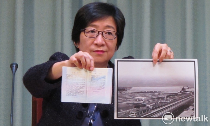 領務局副局長蔡幼文說明新貼紙圖案的設計是桃園機場一航廈。   圖：林朝億/攝