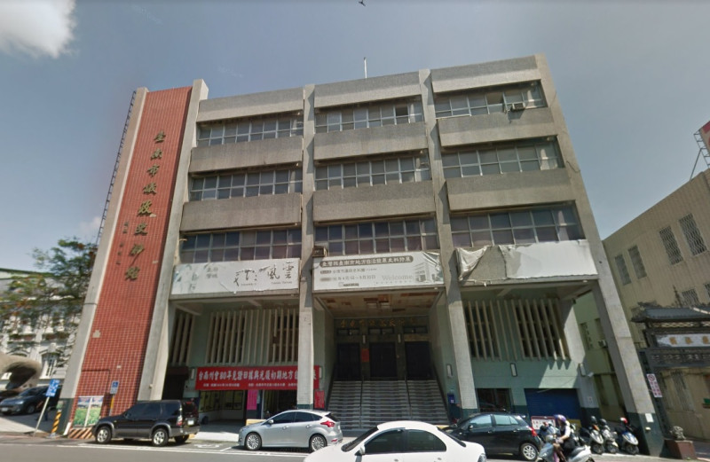 台南市政府今 (24) 日進行強制遷移台南市議政史料館工程，為防現場爆發意外衝突，台南市警局部署大批警力戒備，使遷移過程相當順利。   圖：翻攝自google地圖