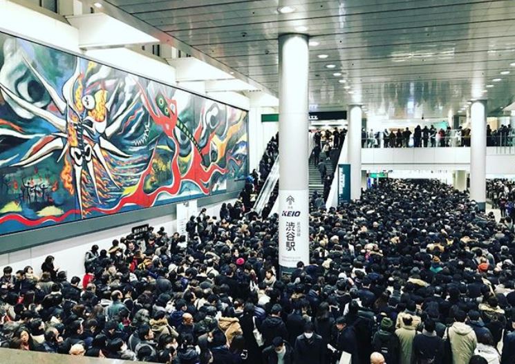 22日傍晚的東京澀谷車站，因為減班等，造成混亂，限制入場。   圖:翻攝自IG@iroakiroak