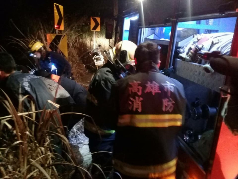義守大學一對學生情侶24日晚間受困山谷，高市消防局派員前往救援。   圖：高雄消防局提供