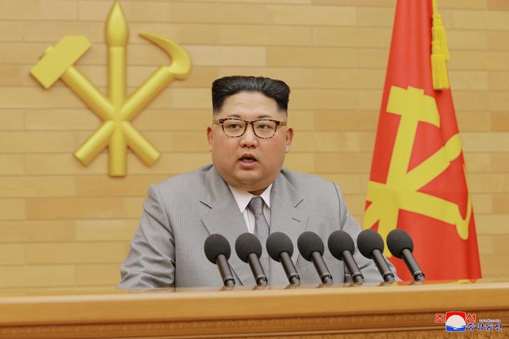 朝鮮領袖金正恩同意派團參加平昌冬季奧運會，卻又在冬奧前以建軍節名義秀軍力，大玩兩手策略。     圖：達志影像/路透社資料照片