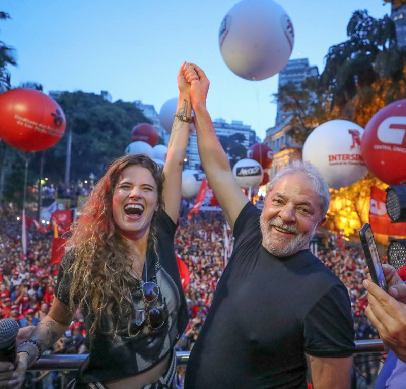 巴西前總統魯拉（右）在臉書上po在共和國廣場接受支持者歡呼照片，也po文表示自己冤枉。   圖：翻攝魯拉臉書/Ricardo Stuckert