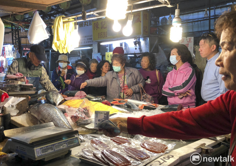 水仙宮市場的土魠漁貨新鮮，顧客出手就是千元大鈔。   圖/張大魯攝