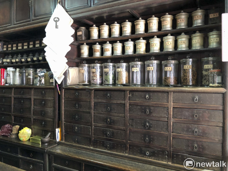藥房內的藥櫃、藥罐，都有百年的歷史。   圖/張大魯攝