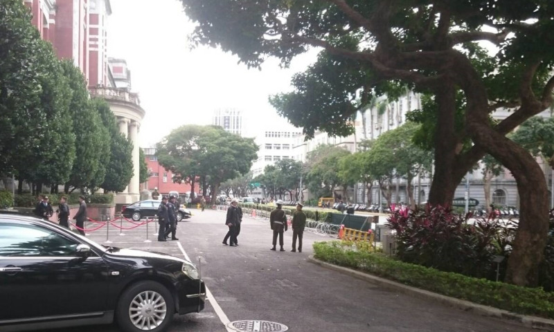 有民眾誤入總統府管制區後，多名憲兵立刻趕到現場防止意外發生。   圖：林朝億/攝