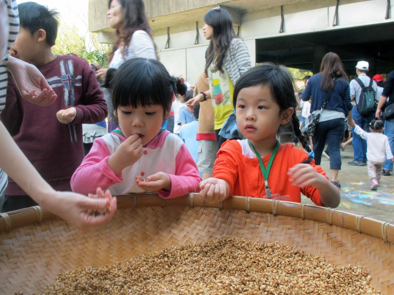 小朋友體驗米食DIY。   圖：桃園市政府/提供