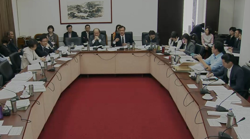 立法院朝野黨團中午簽署協商結論，自今年元旦起，每個黨團與立委的公費助理，加薪3%。   圖：翻拍自立法院直播