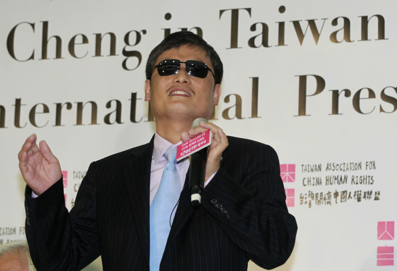 2013年6月24日，抵台訪問18天的陳光誠在台北召開記者會。他堅信，中國人民對自由和人權日增的渴求，終將結束中國的威權統治。   圖：達志影像/美聯社