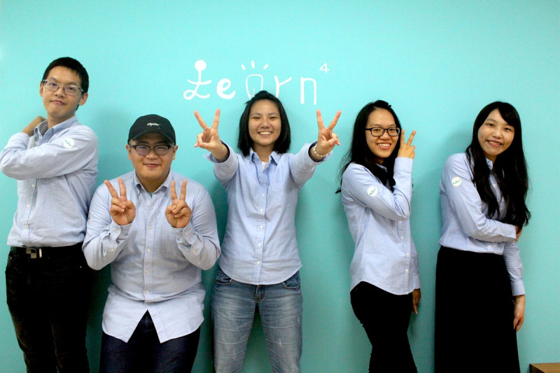學次方是來自一群有心翻轉教育的年輕人李世韡(左至右)、廖晉毅、林佳瑩、藍詩婷和洪慈蓮所組成的共學團隊。   圖:學次方／提供