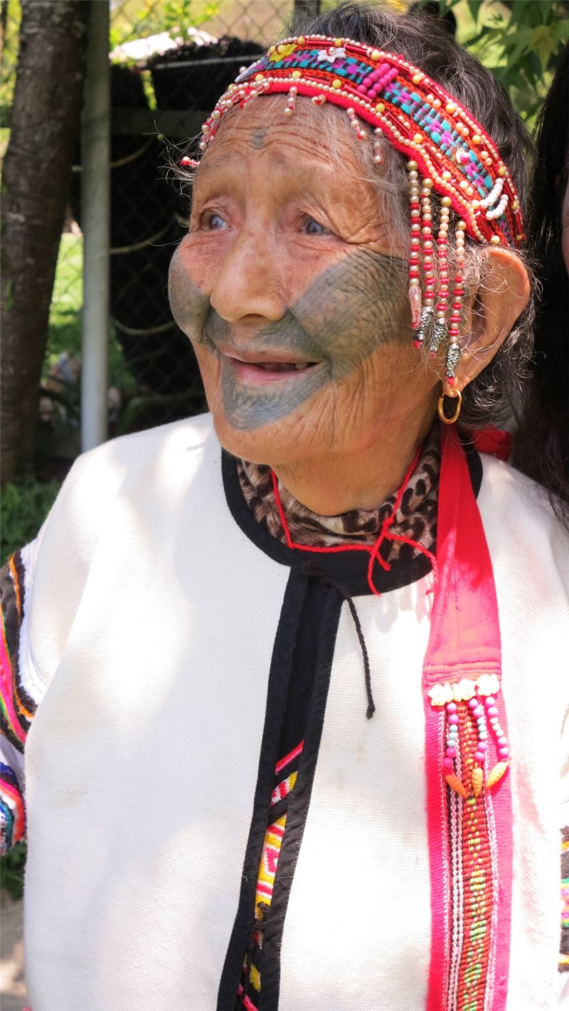 被稱為「文面國寶」的泰雅族耆老簡玉英，昨 (16) 日因病辭世，享壽103歲。原民會今 (17) 日悲痛表示，不僅是家屬痛失親人，對原住民族文面傳統文化的保存更是一大損失。   圖：翻攝自文化部官網