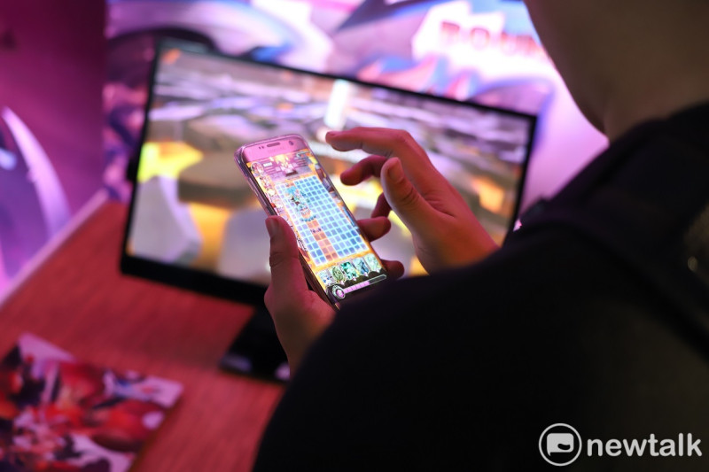 風靡全球的《精靈寶可夢》與《哈利波特：巫師聯盟》象徵著AR手機遊戲的成功，近日市場研究機構「SuperData」更提出驚人數據，表示未來AR的收益會比VR還高，而這都將歸功於手機遊戲的風行。照片為台灣自製電競AR手遊《聖域對決》。   圖：蔡幸秀/攝