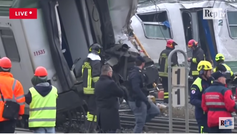 義大利米蘭東北郊區25日發生火車出軌意外。   圖：翻攝youtube