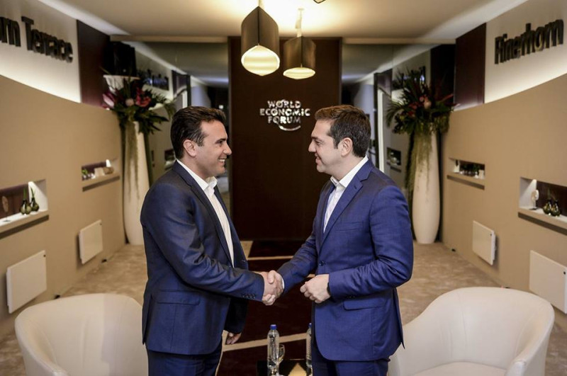 馬其頓總理薩耶夫（左）與希臘總理齊普拉斯在瑞士達沃斯世界經濟論壇碰頭，對於國名爭議溝通。   圖：翻攝薩耶夫臉書