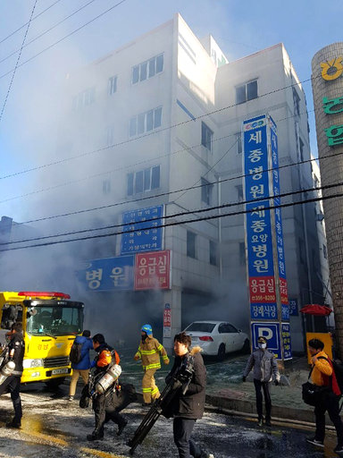 南韓密陽市一家醫院今 (26) 日上午傳出火警，密陽消防署長崔萬宇（Choi Man-Woo）今天下午簡報指出，世宗醫院建築因沒有裝置自動滅火器，導致災情嚴重。   圖：達志影像／美聯社