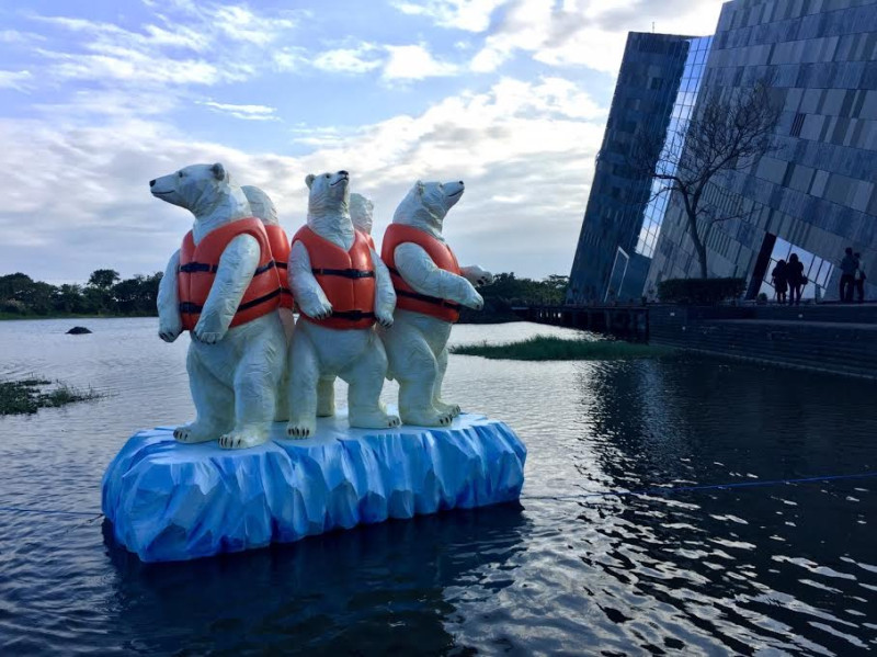 極端氣候造成北極融冰加劇，北極熊面臨生存危機。一群身穿橘色救生衣的北極熊難民今(26)日現身於蘭陽博物館戶外濕地水域。   圖：蘭陽博物館／提供