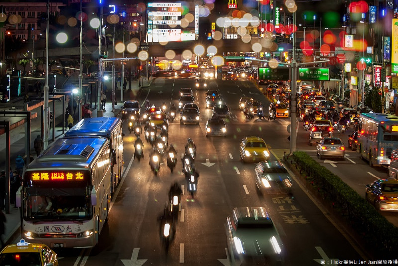 交通部推動了一連串春節疏運之公共運輸優惠措施，今(26日)公告客運優惠措施，在票價優惠方面，國道客運部分共有86條重點路線提供平均85折之優惠票價。   圖：Flickr提供Li Jen Jian開放授權