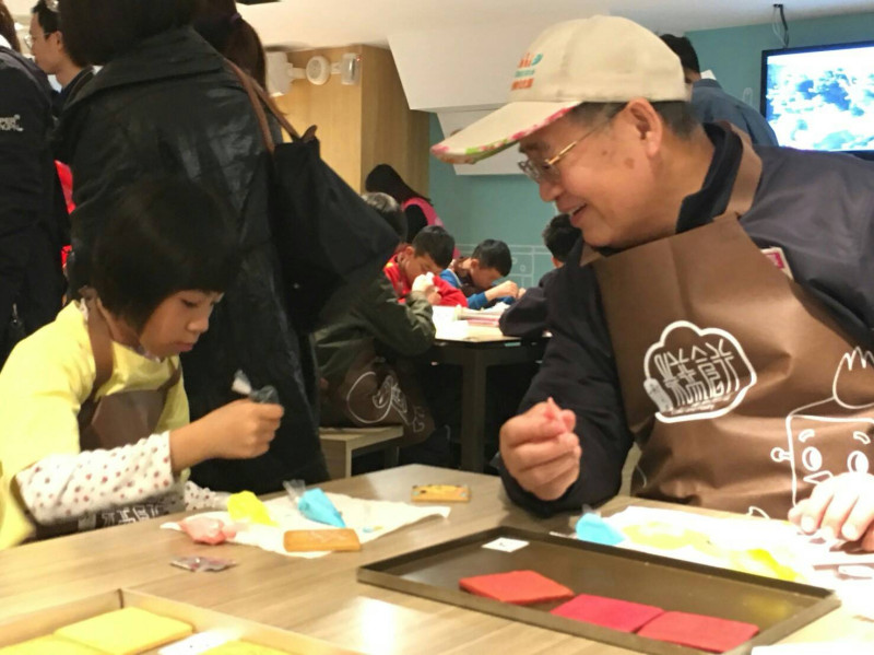 市長監護童在郭元益博物館手作春節彩繪餅乾，好吃又營養。   圖：桃園市政府／提供
