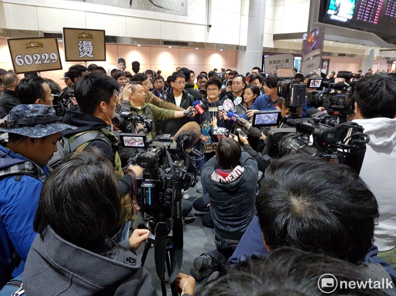 《爐石戰記》世界冠軍「tom60229 」陳威霖與台灣好手「SamuelTsao」曹祖霖今（26）日回國，現場來了超過百位粉絲來到桃園機場接風。   圖：閃電狼/提供