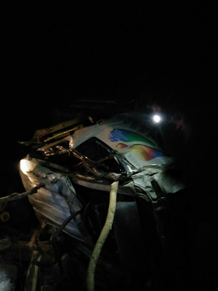 拖板車車頭全爛。   圖：屏東縣消防局提供
