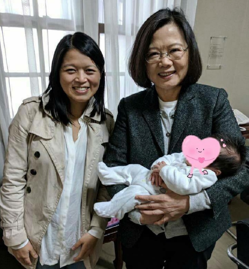 邱垂貞的二女兒抱著小嬰兒去總統府送彌月蛋糕丶幸遇總統蔡英文。   圖：翻攝邱垂貞臉書