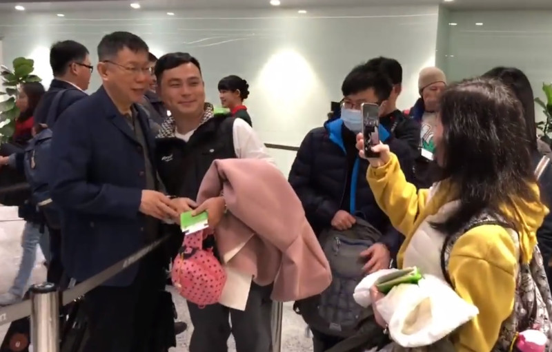 台北市長柯文哲在登機前，循著一般旅客正常的通關模式，沿路受到不少旅客爭相拍照，握手，展現高人氣。   翻攝自童仲彥臉書