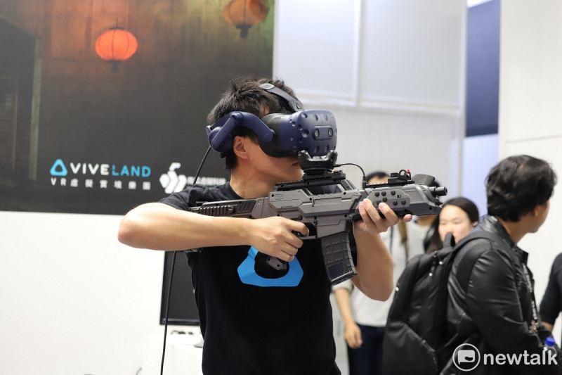 在娛樂周邊方面，HTC帶來CES 2018推出的全新VR虛擬實境裝置VIVE Pro首度在台與玩家見面。   圖：蔡幸秀/攝