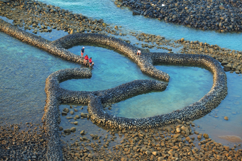 澎湖特殊的人文與自然景觀吸引無數國內外遊客探訪。   圖：交通部觀光局提供