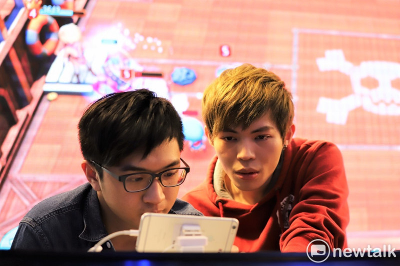 台灣遊戲研發商「競鋒國際」（JFI Games）也邀請了狼谷娛樂四位知名實況主。左為超負荷，右為Owen。   圖：蔡幸秀/攝
