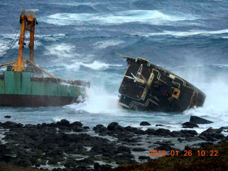 澎湖海域風浪驚人，擱淺在東吉海域500多噸的國籍散裝貨船嘉明輪，不堪強風巨浪拍擊，今晨幾宣告解體，所幸海域未發生漏油事件。   圖 : 澎湖環保局/提供