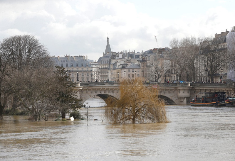 巴黎塞納河因為降雨造成河位上漲，部分建築的地下室已出現滲水問題。周遭部分道路泡水，水上交通也已經中斷，包括巴黎最聞名的觀光遊船停駛。   圖 : 達志影像/美聯社