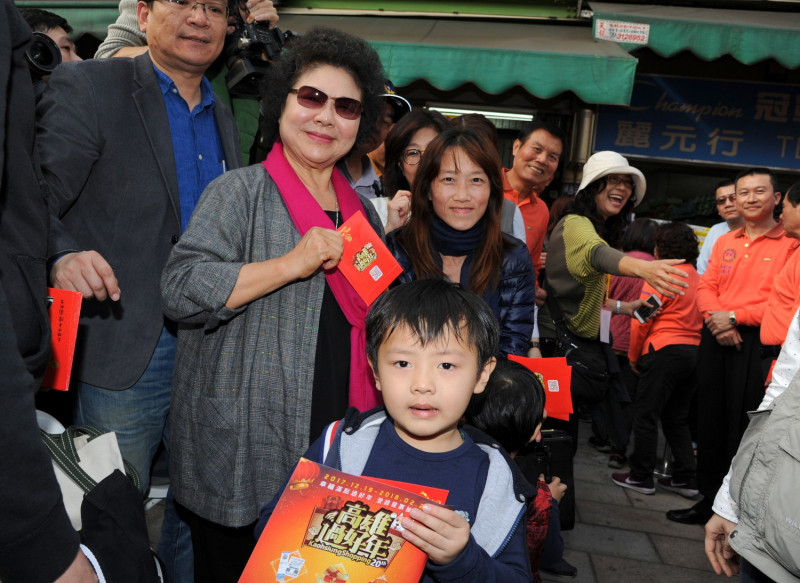 高雄過好年活動開跑，高雄市長陳菊到現場發送紅包。   圖：高雄市政府/提供