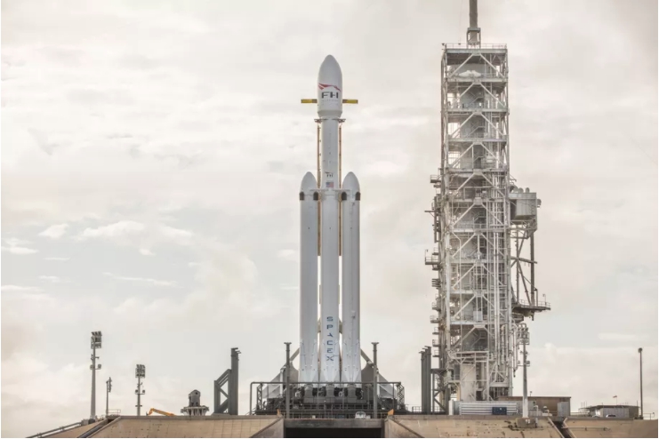 獵鷹重型火箭經日前測試之後，確認將於2月6日發射升空。   圖：翻攝自SpaceX
