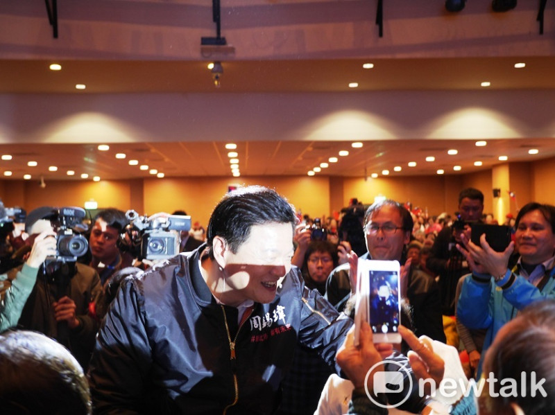前台北縣長周錫瑋上午舉行「參選新北市長說明會」，蒞臨現場時，與民眾一一握手致意，展現親和力。   圖：趙婉淳／攝