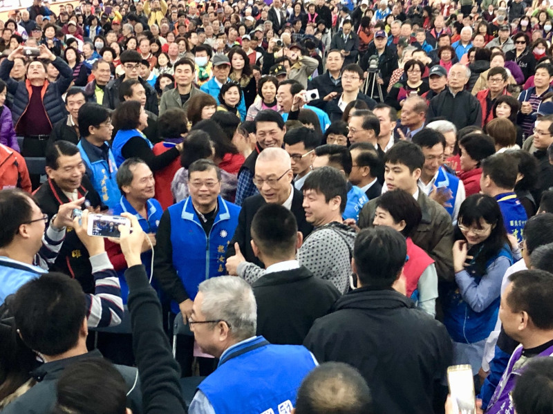 吳敦義進場時受到熱烈歡迎。   國民黨台中市黨部/提供