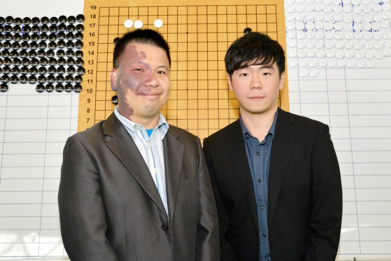 這次比賽邀請到2位棋王一同出席活動，一位是LG世界棋王周俊勳，另一位則是2017台灣棋王林君諺。   圖：桃園市政府/提供
