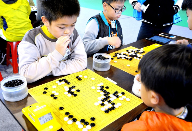 圍棋教育與圍棋競賽能激發孩子潛能，從之前AI人工智慧與人腦對弈過程，就能見識到圍棋對弈過程需要大量冷靜、推理、設想利弊及權衡得失。   圖：桃園市政府/提供