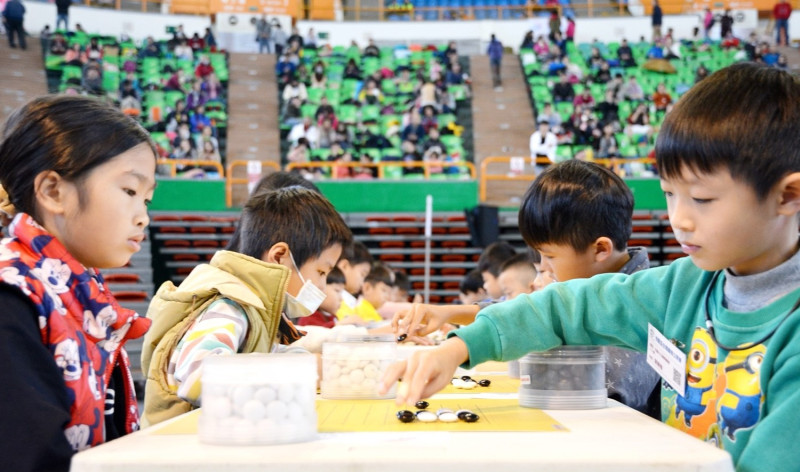 桃園市長鄭文燦認為台灣推動圍棋教育已有很長時間，而建立良好的培訓與競賽制度，也很重要，期望透過比賽，完善圍棋教育序列，培養更多圍棋好手。   圖：桃園市政府/提供