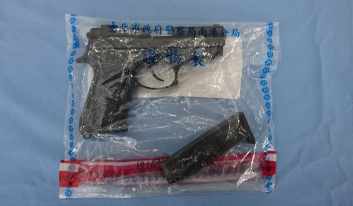 警方查獲徐姓嫌犯槍枝。   圖：南港分局/提供