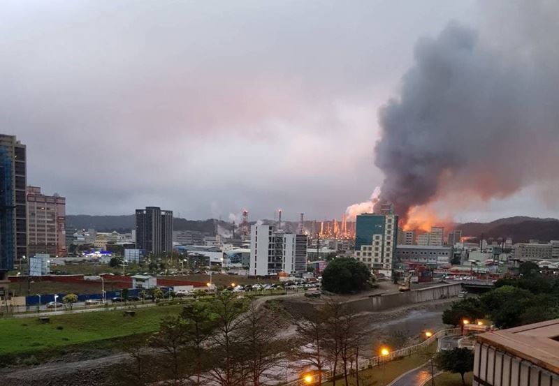 中油公司桃園龜山煉油廠29日清晨傳出火警，過程中傳出數聲爆炸巨響，並竄出大量濃煙。   圖：中央社／民眾提供