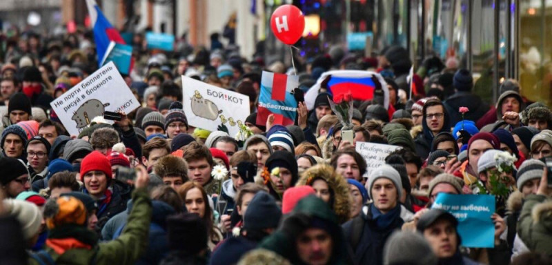 俄羅斯反對派領袖納瓦尼號召全國民眾抗議總統大選不公，上百個城市都不少年輕人冒著嚴寒站出來示威遊行，杯葛這場選舉。   圖：翻攝納瓦尼推特