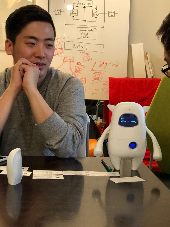 韓國新創公司的人工智慧英語溝通機器人。   圖：端木雲/攝